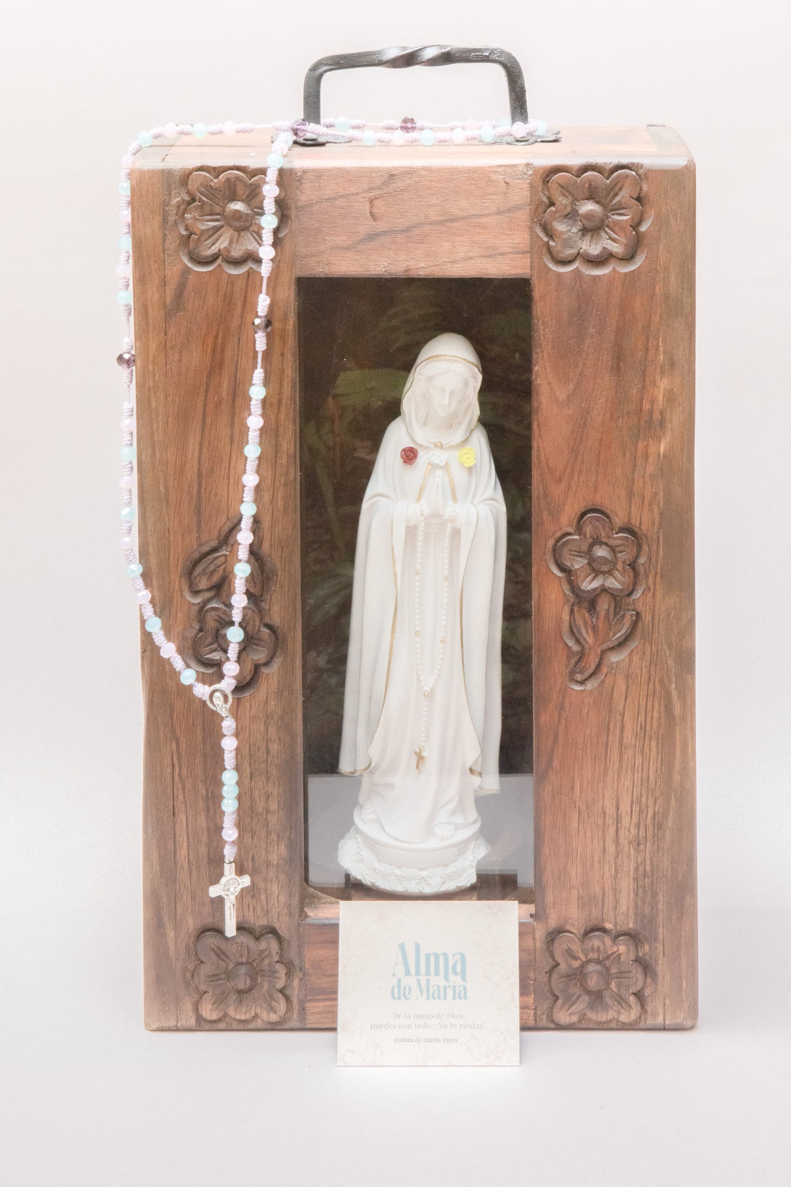 Rosario en altar