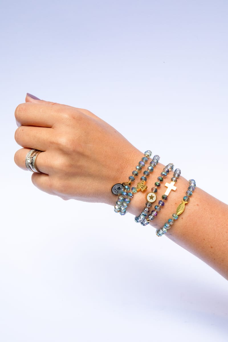 Pulseras de cristal azul en mu&ntilde;eca